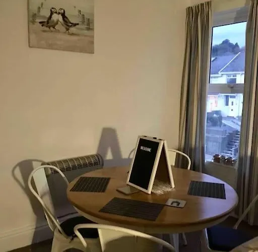 Hillcrest Cottage, Comfy Flat, Trendy Uplands Area