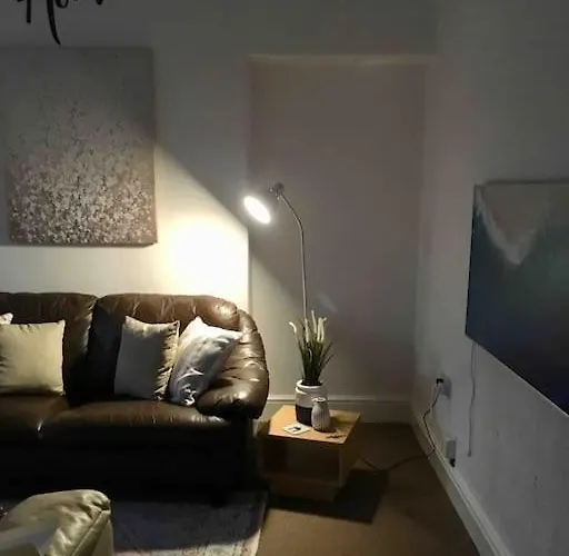 Hillcrest Cottage, Comfy Flat, Trendy Uplands Area